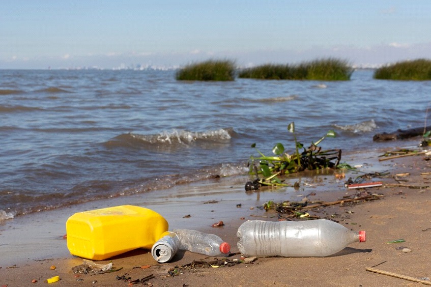 Бутилка от моторно масло, изхвърлена на плажа